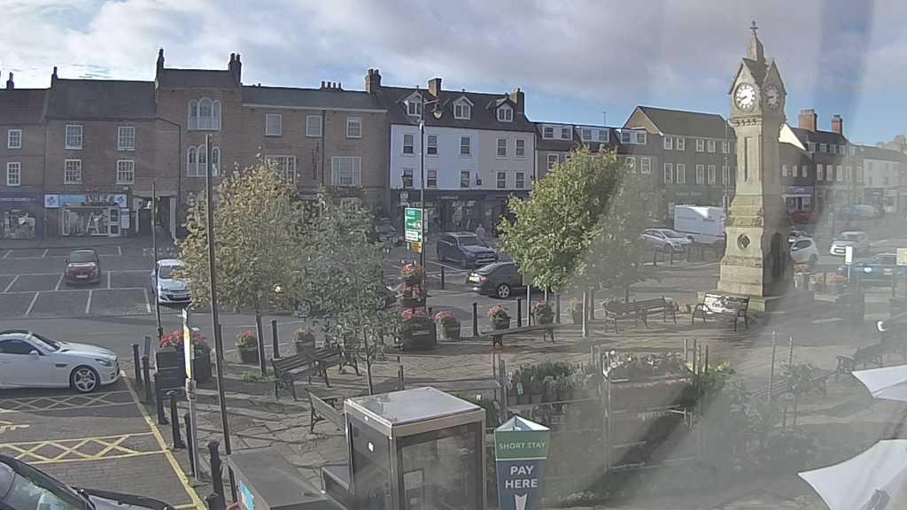 Thirsk webcam overlooking the Market Place