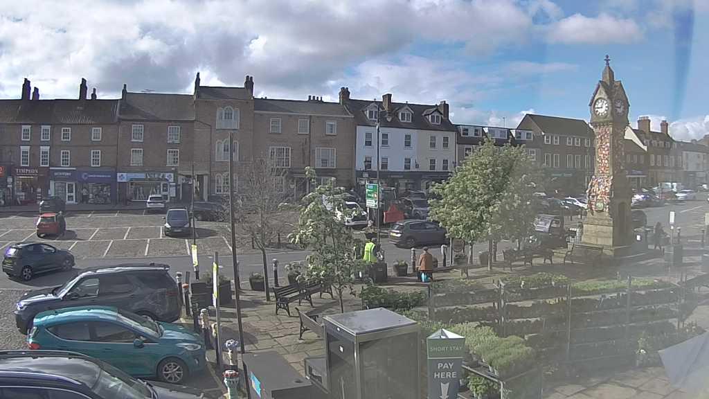 Thirsk webcam overlooking the Market Place