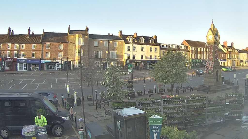 Thirsk webcam overlooking the Market Place