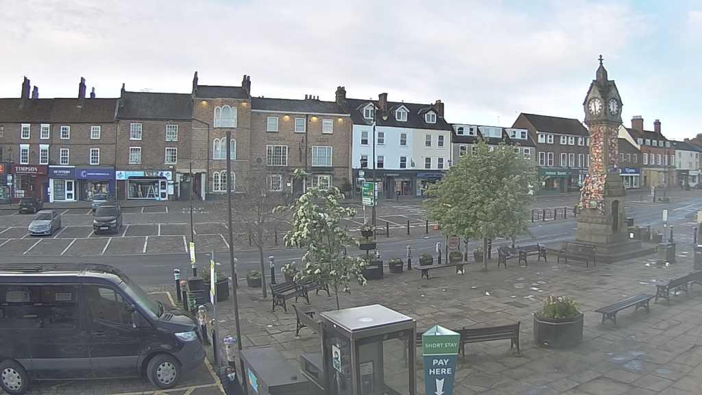 Thirsk webcam overlooking the Market Place