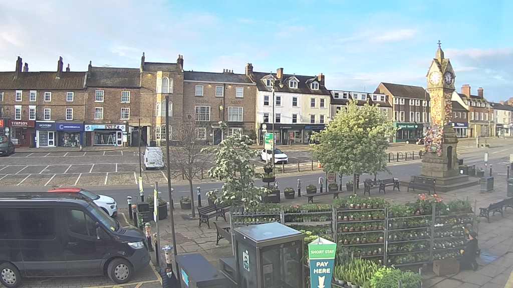 Thirsk webcam overlooking the Market Place