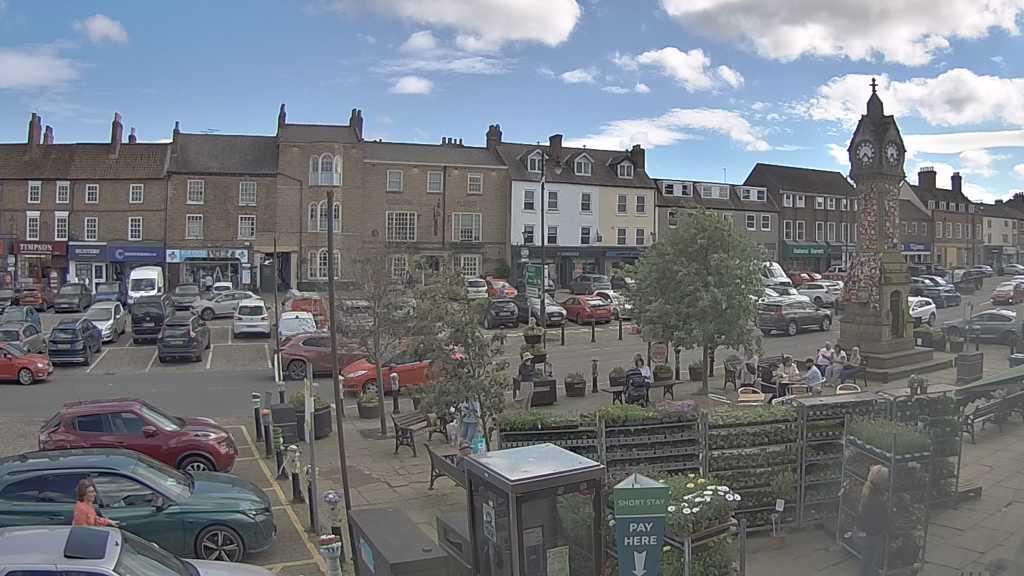 Thirsk webcam overlooking the Market Place