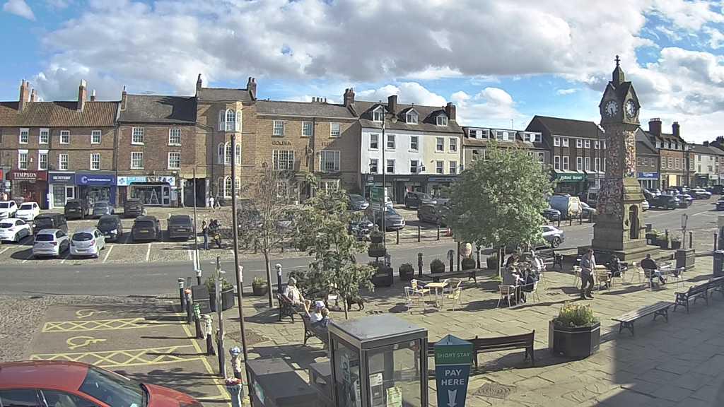 Thirsk webcam overlooking the Market Place