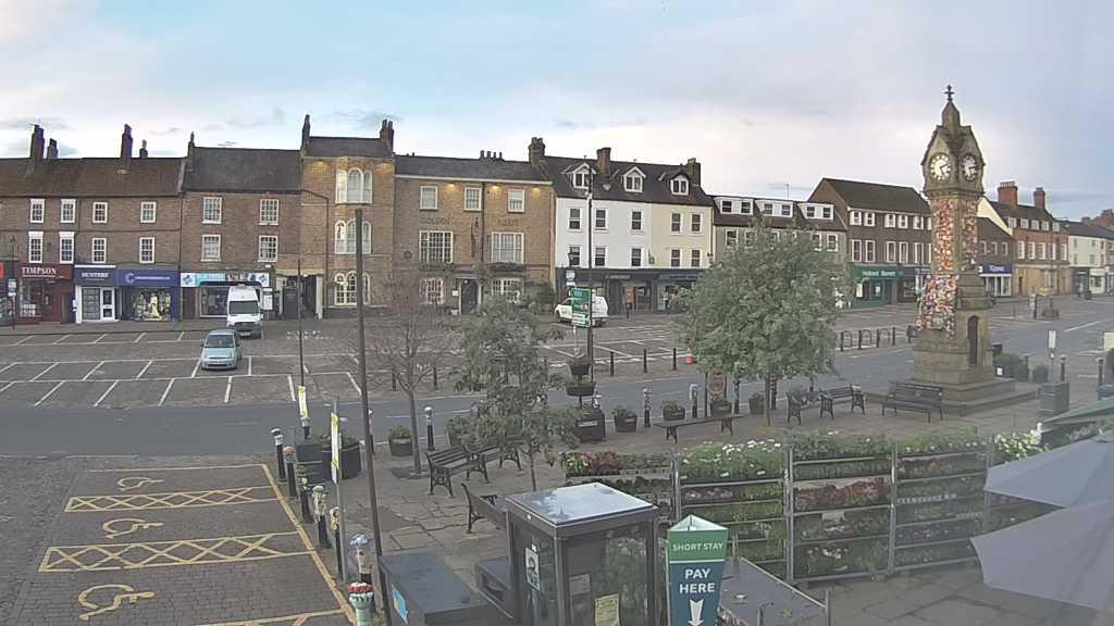 Thirsk webcam overlooking the Market Place