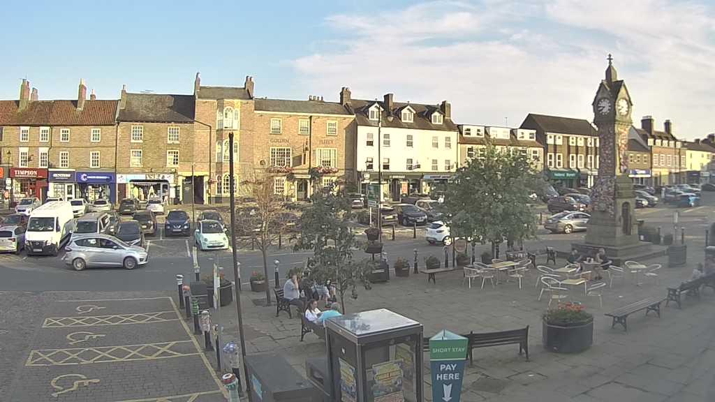 Thirsk webcam overlooking the Market Place