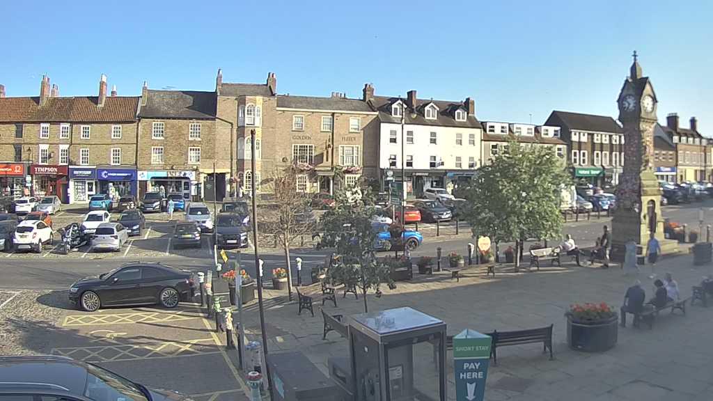 Thirsk webcam overlooking the Market Place